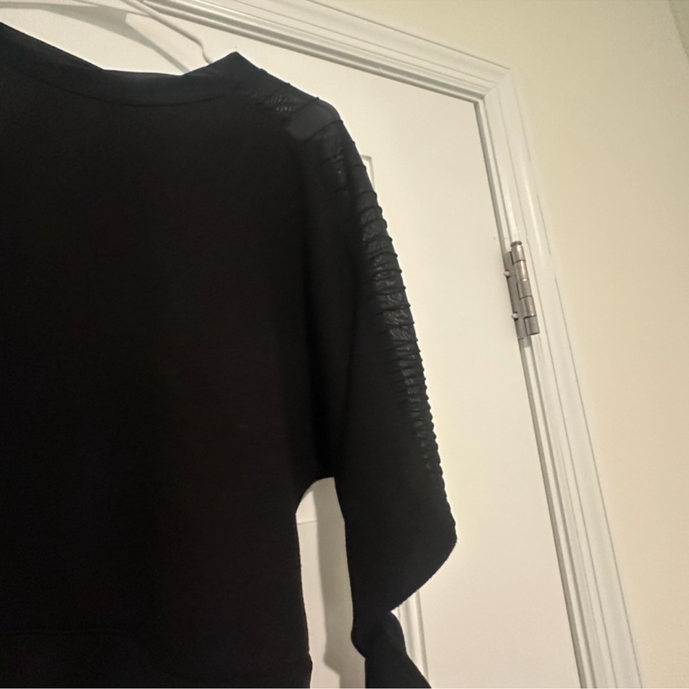 ALO Yoga Black Short Sleeve Cut Out T-Shirt - Picture 6 of 6